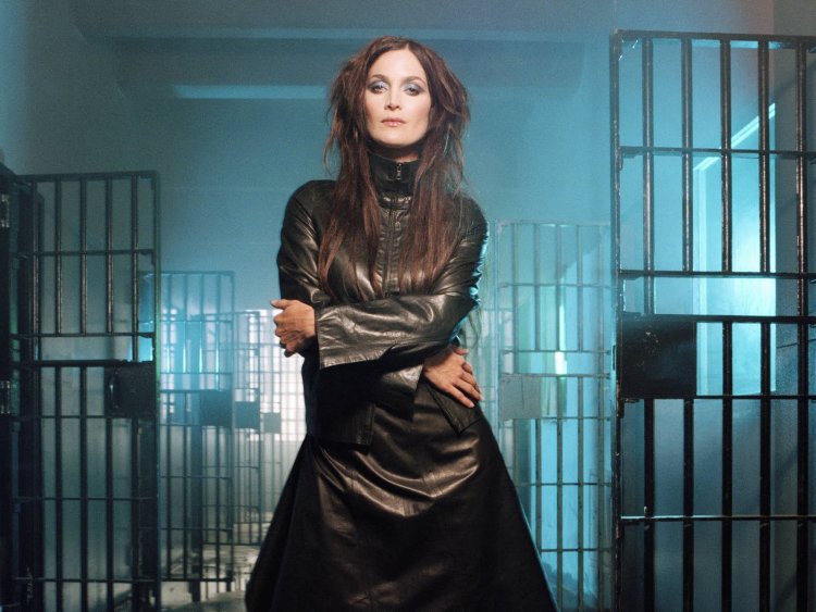 Carrie-Anne Moss in latex