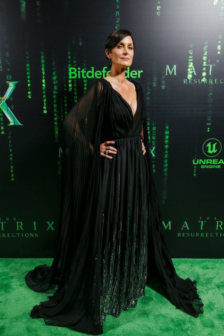 Scarlett Johansson in a green dress on the red carpet