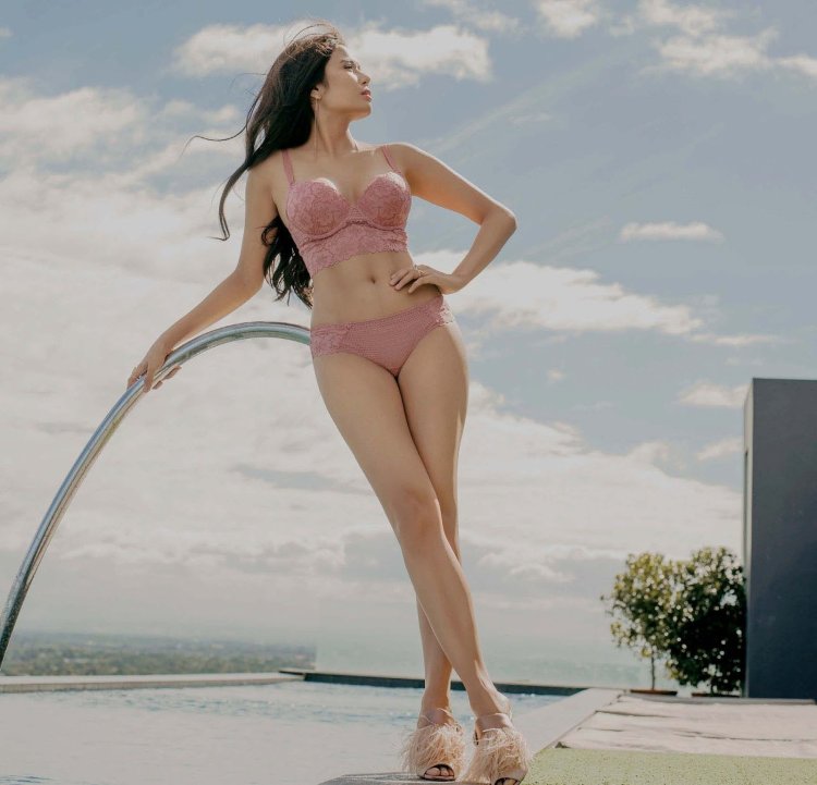 Amanda Padilla in bikini