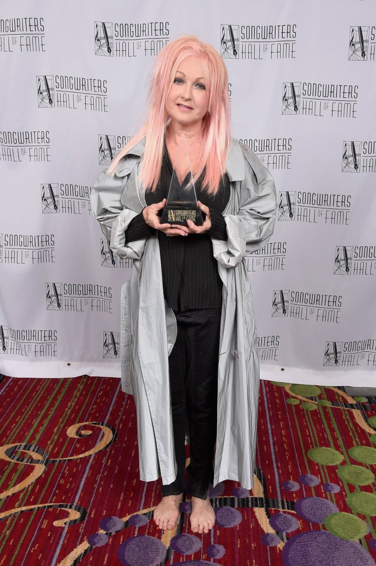 Cindy Lauper barefoot