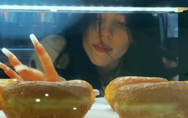 Billie eilish clip in the mall