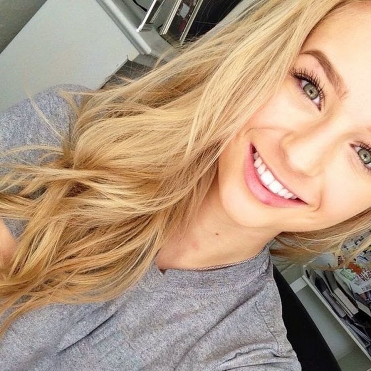 3 Girls blonde selfie