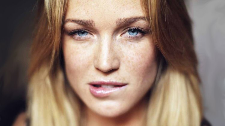 Caity Lotz face