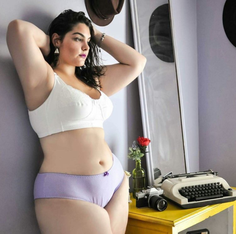 Curvy women in Interior
