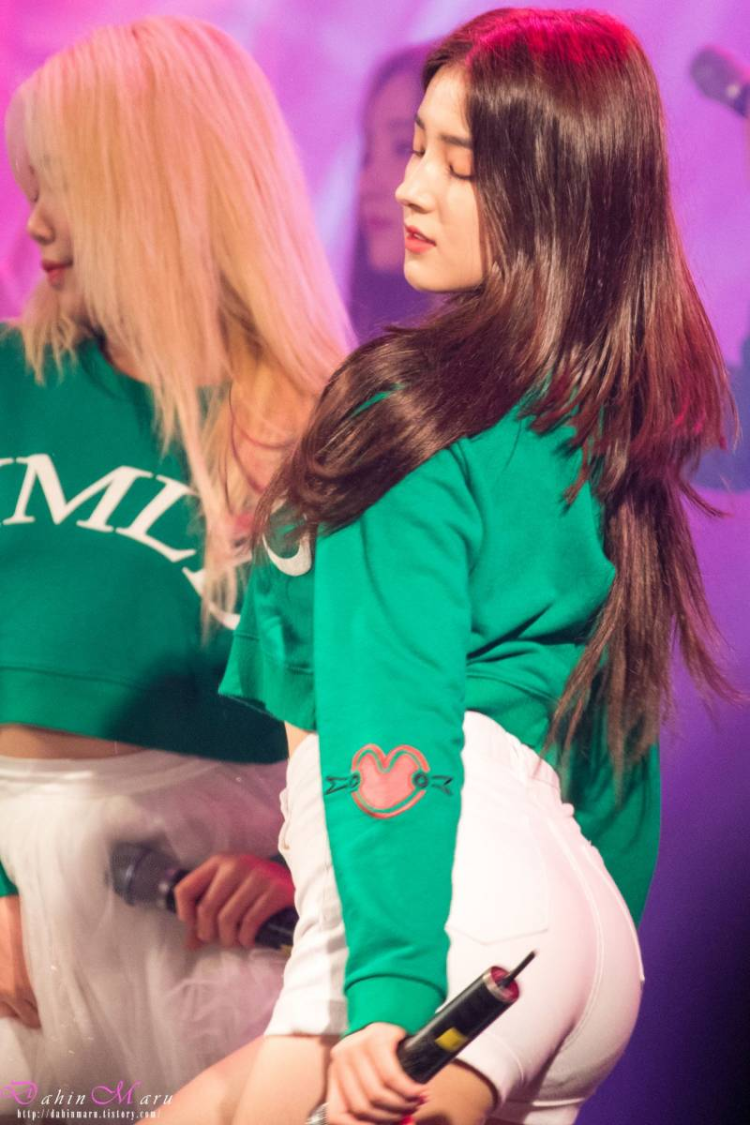 MOMOLAND Nancy Booty