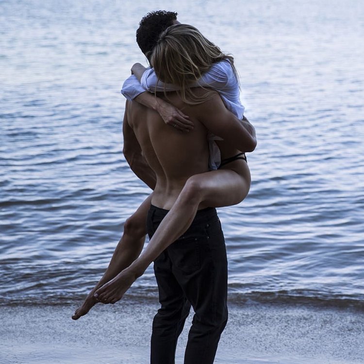 Man and woman hugging on the sea