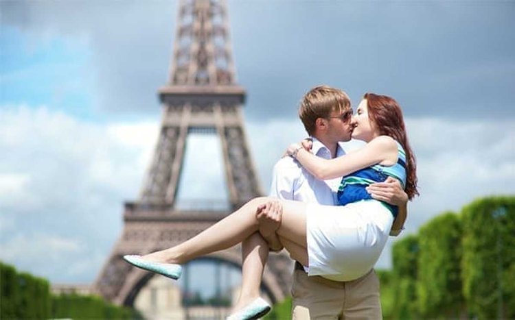 Holding a girl in the city