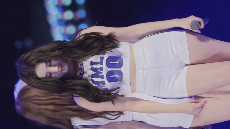 MOMOLAND Nancy Booty