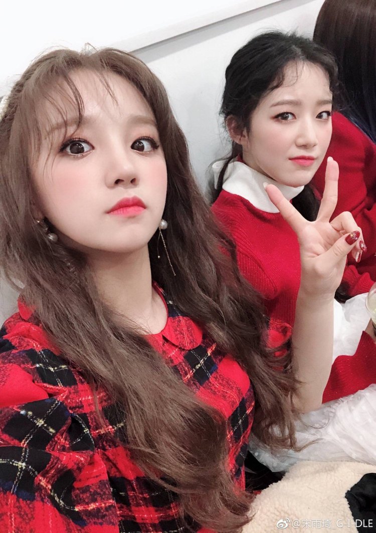 Soyeon and Yuqi
