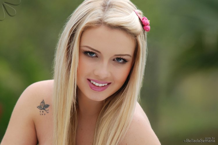 Yasmine Assis in mini