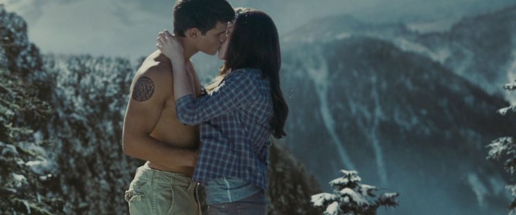 Twilight jacob and bella kiss