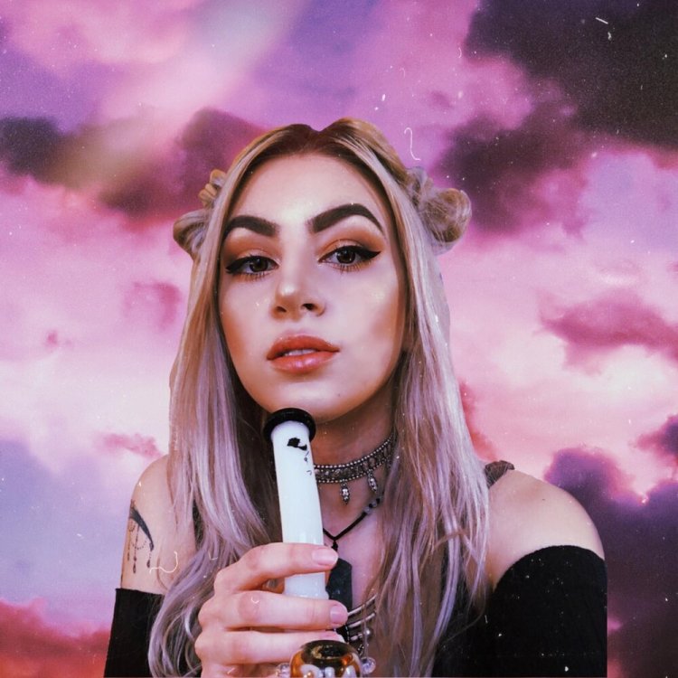 Solene Velvet singer