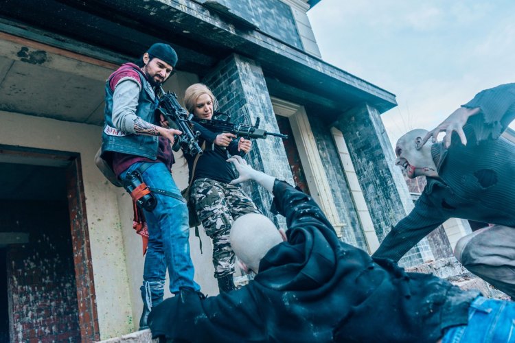 Sarah and Deacon Days gone cosplay