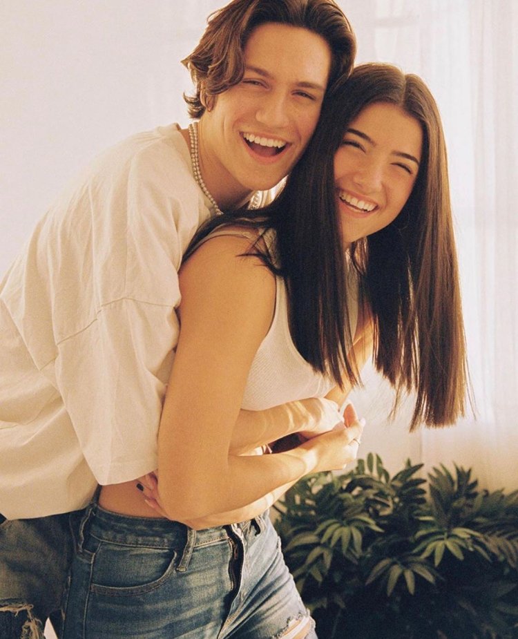 Charlie DAMELIO in the mirror