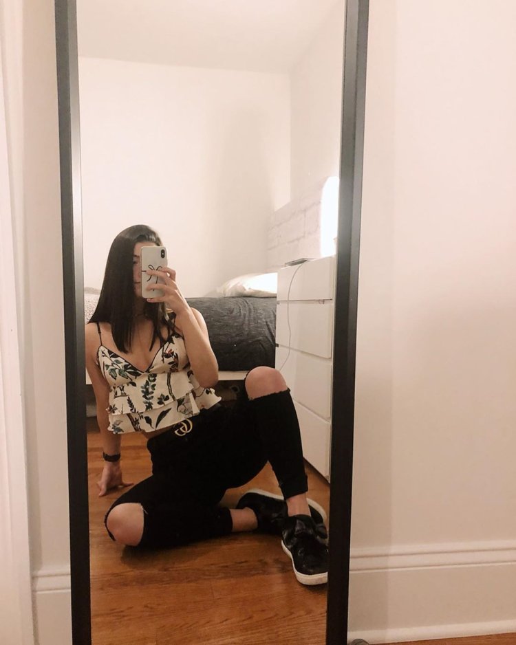 Charlie DAMELIO in jeans