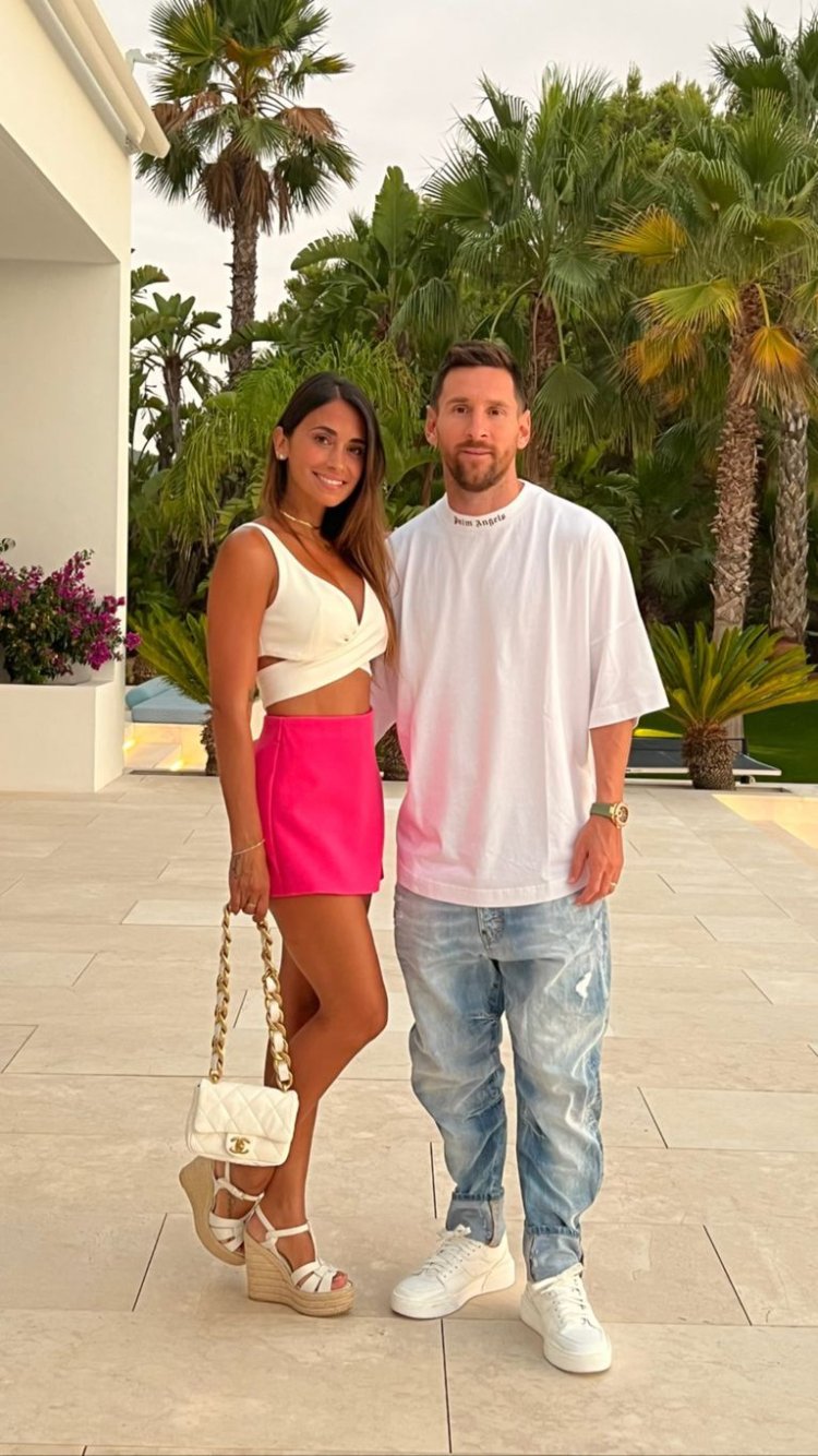 Antonella Roccuzzo plums