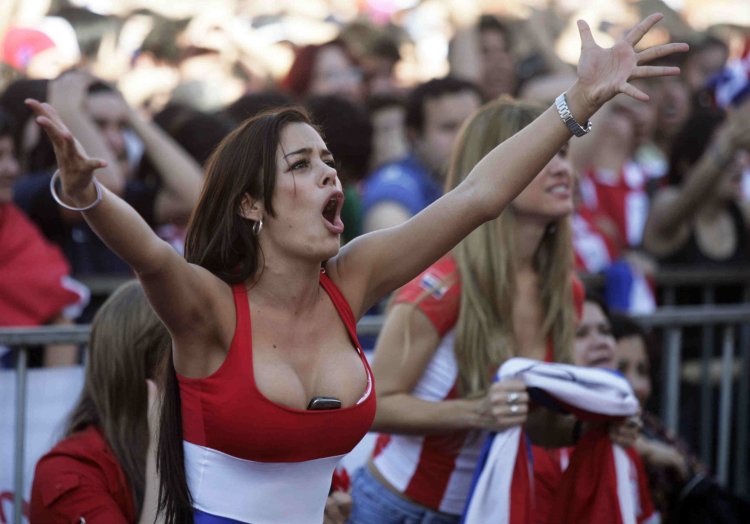 Paraguay fan Larisa Riquelme