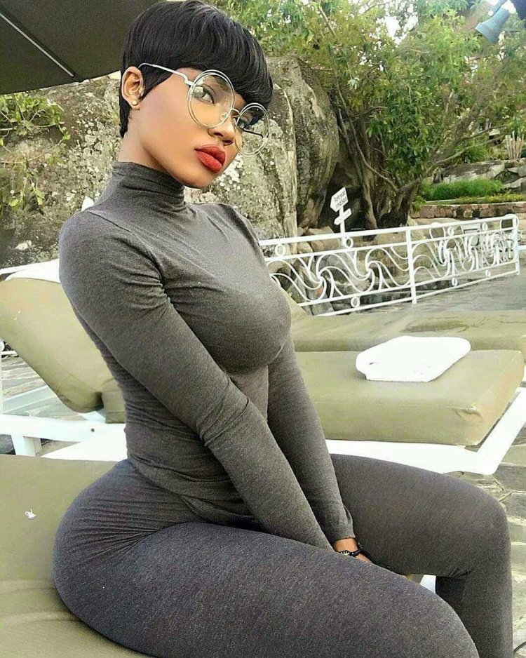 Lyra Mercer in bikini