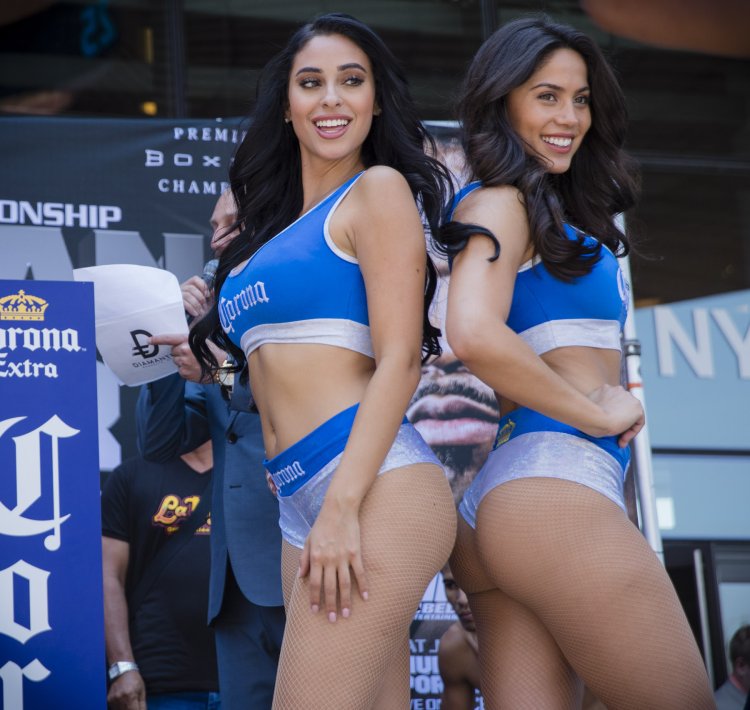 Ring girls Corona Extra