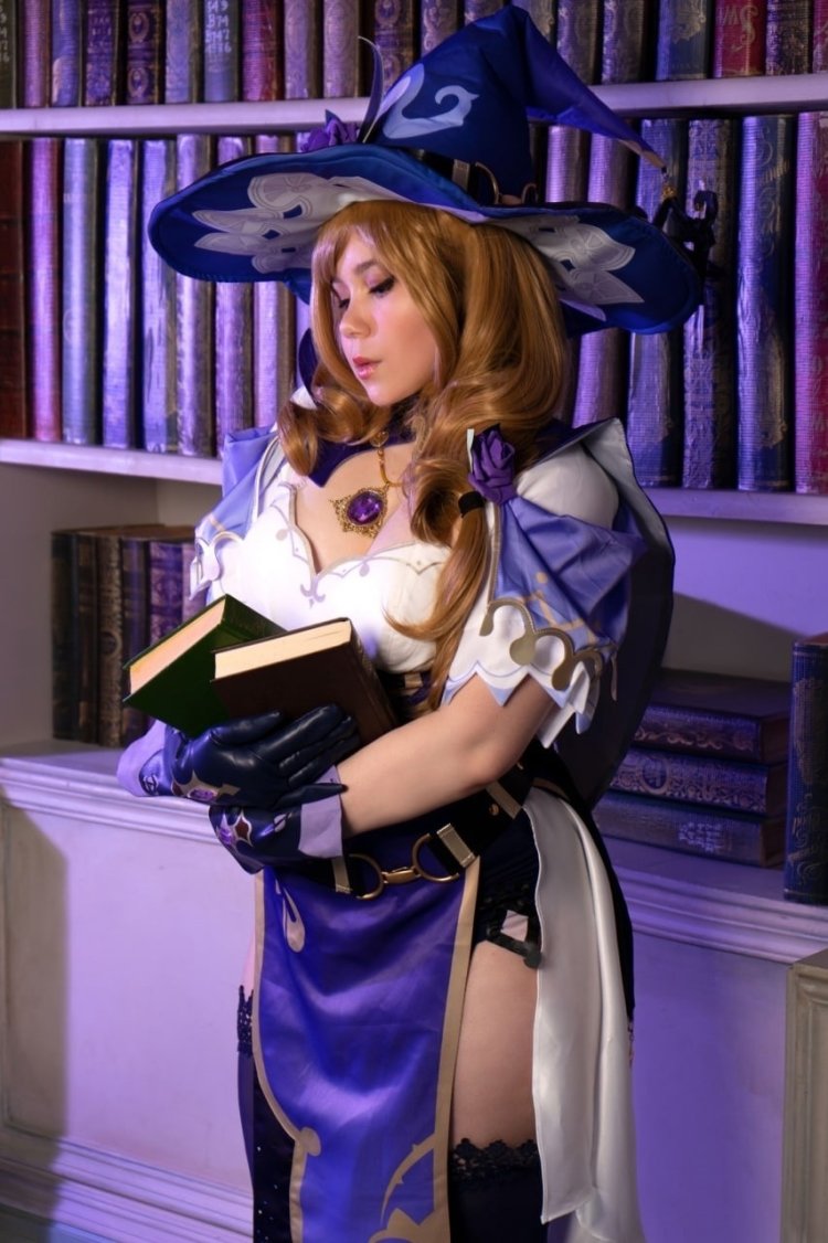 Lisa Genshin cosplay