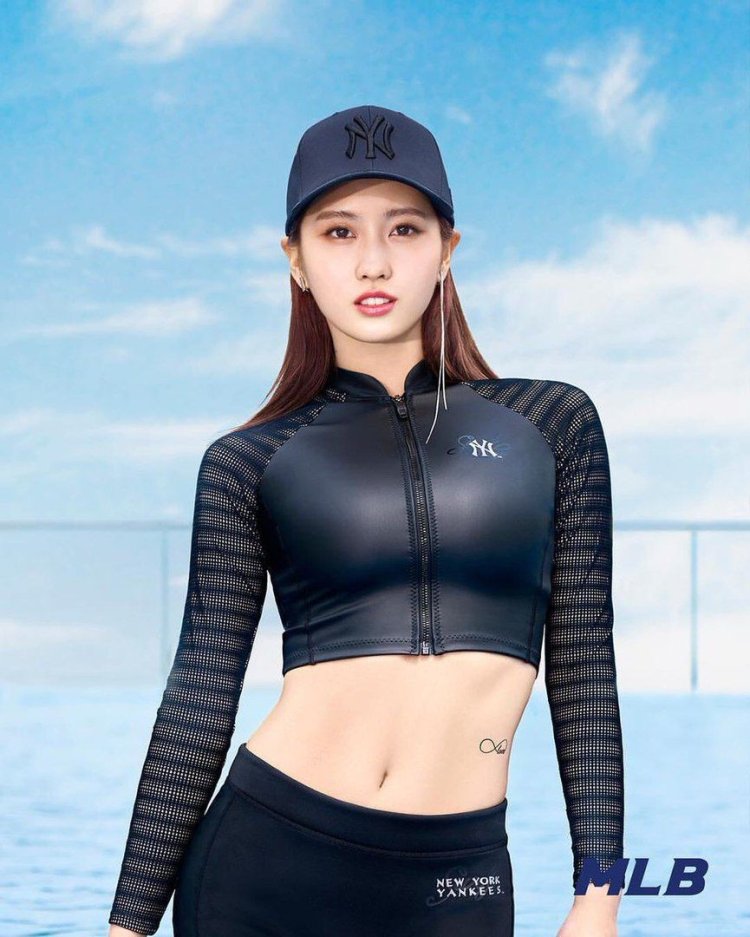 Ji Hyo twice in swimsuit