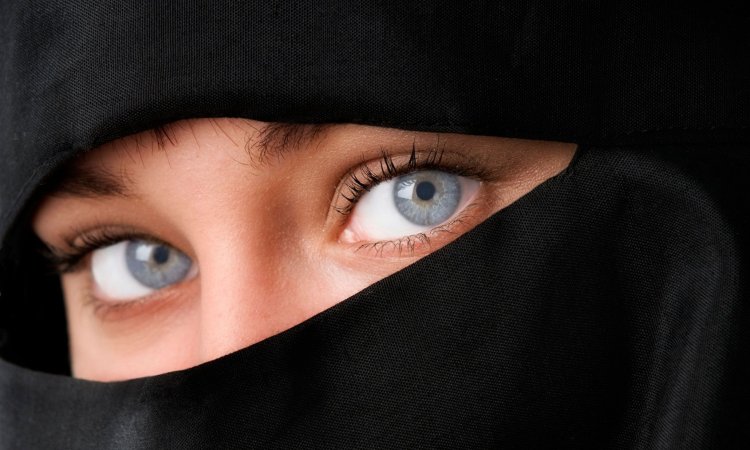 Muslim woman with blue eyes