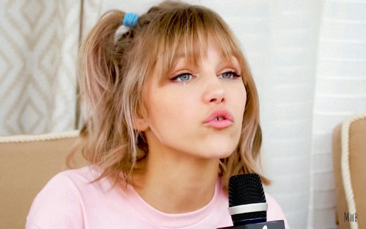 Grace VANDERWAAL selfies