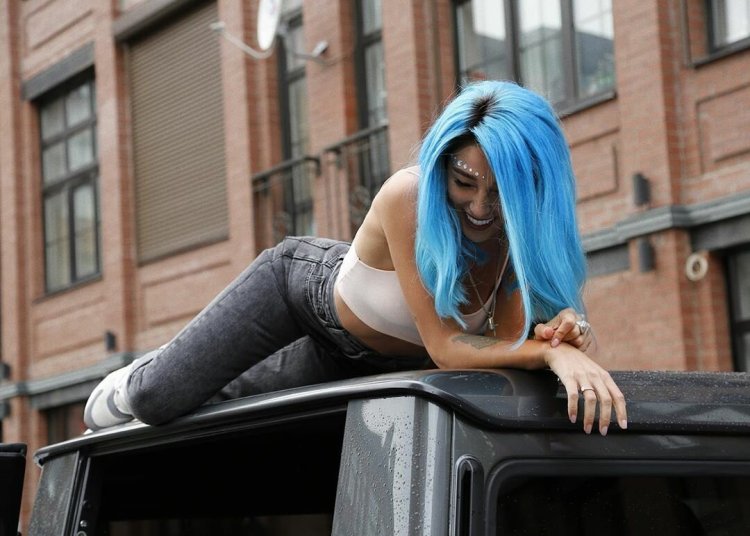 Nastya Ivleva with blue hair