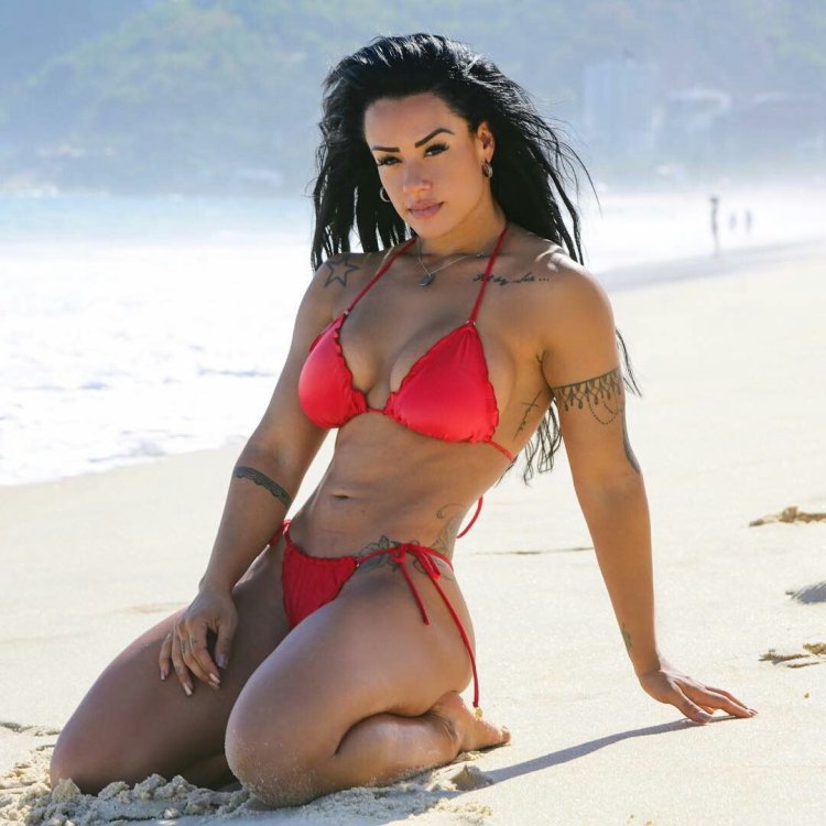 Sue Lasmar in bikini