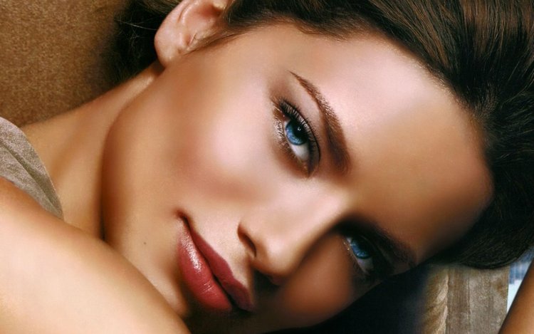 Adriana Lima photo eyes