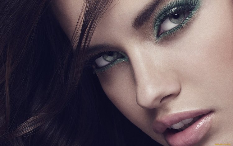 Adriana Lima eyes