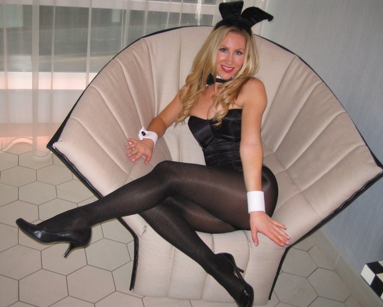 Amateur Adrianne's pantyhose tease