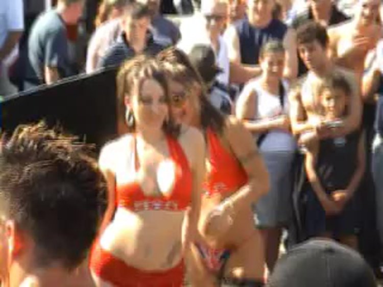 Striptease on the street stared