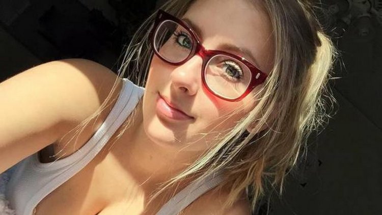 Claire Abbott no bra