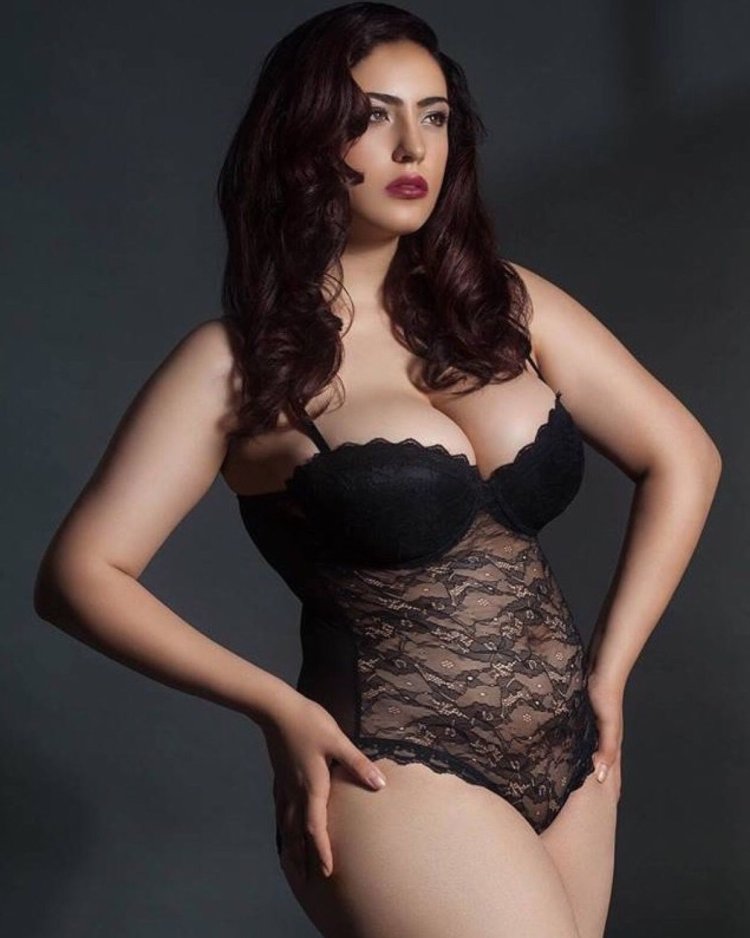 Esther Anderson plus size model