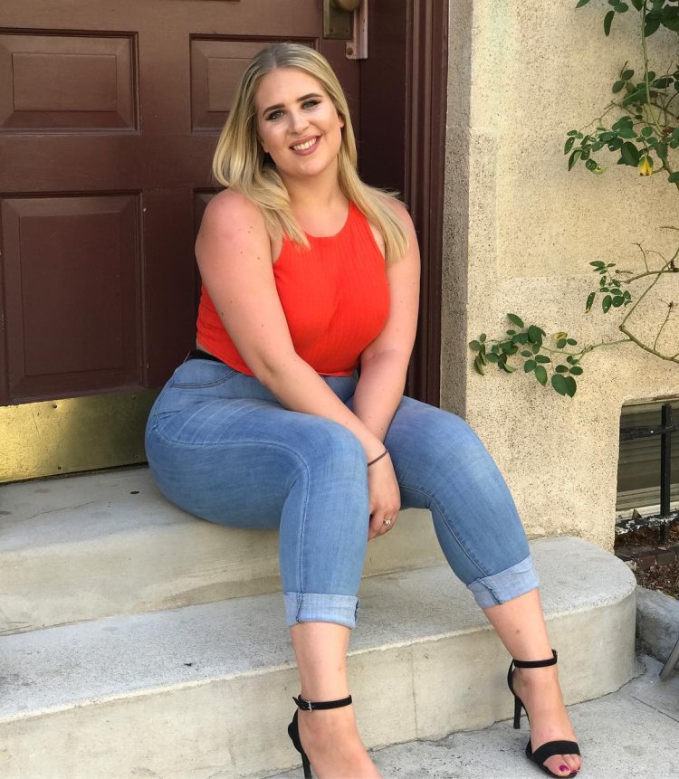 Naomi Watts and Sophie Cookson kiss