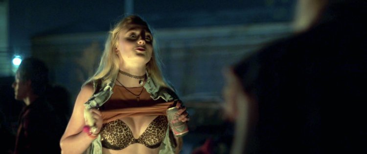 Sophie turner game of thrones bed