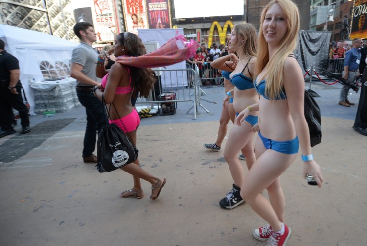 Amateur flashing to the public