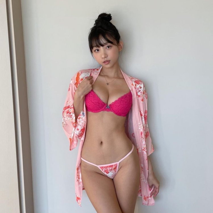 細身巨乳の女神 @hosomikyonyu erotic