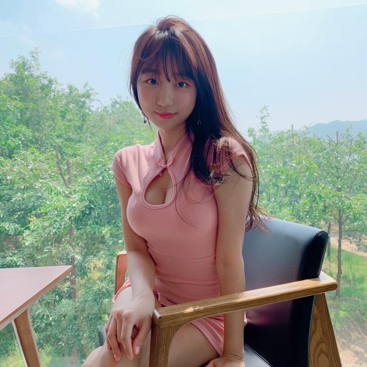 Eunji pyoapple topless