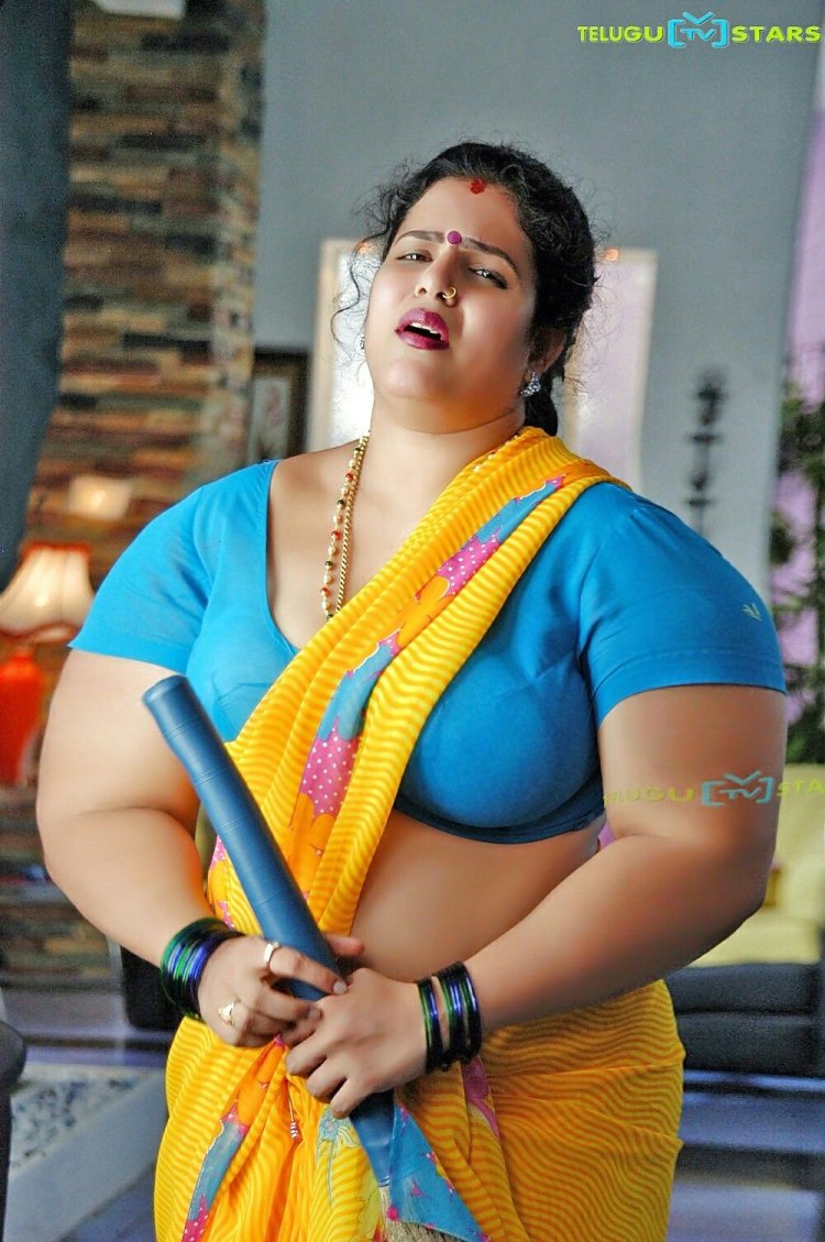 Saree desi mom