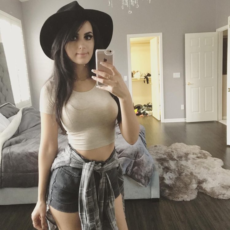 Alia Marie "SSSNIPERWOLF" Shelesh