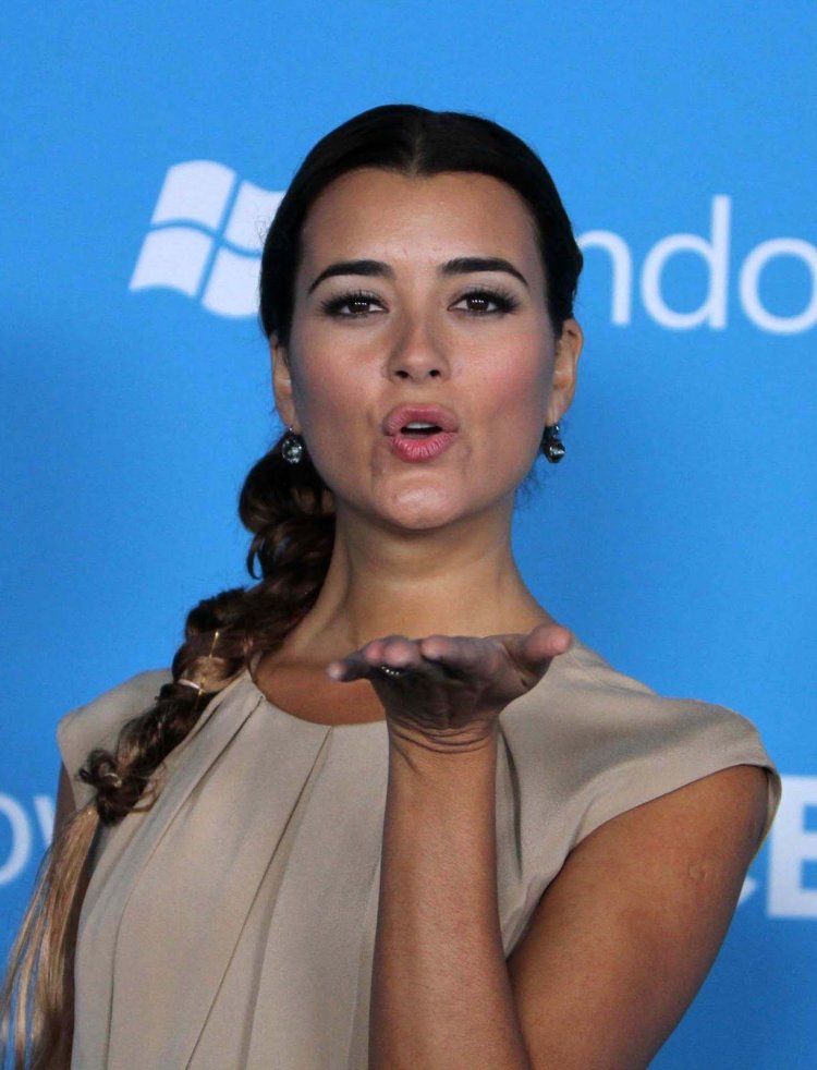 Cote de Pablo close-up