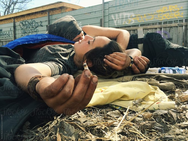 The photographer pick up the homeless girl and have sex with her