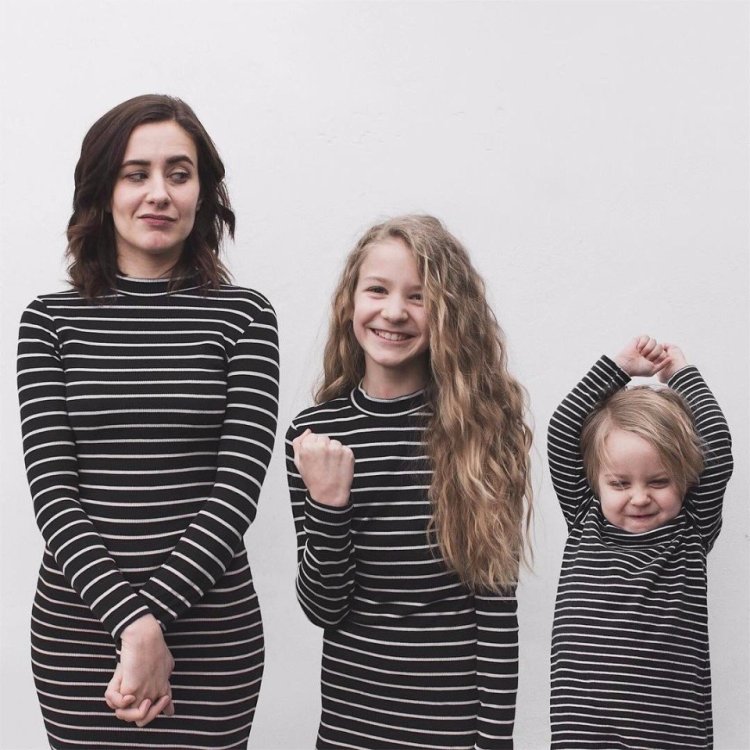 Photoshoot mom and two daughters