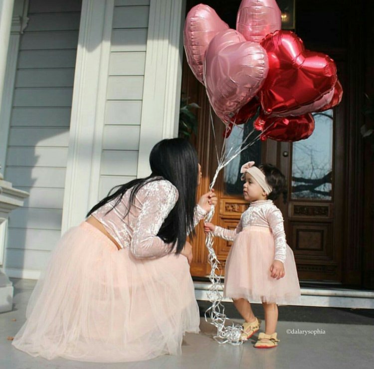 Mom and daughter photo session with balloons