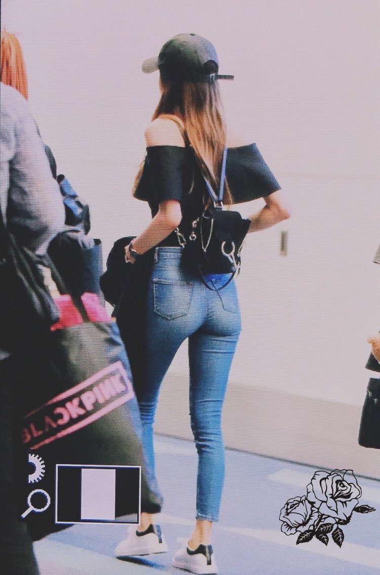 Black Pink Lalisa in ass jeans
