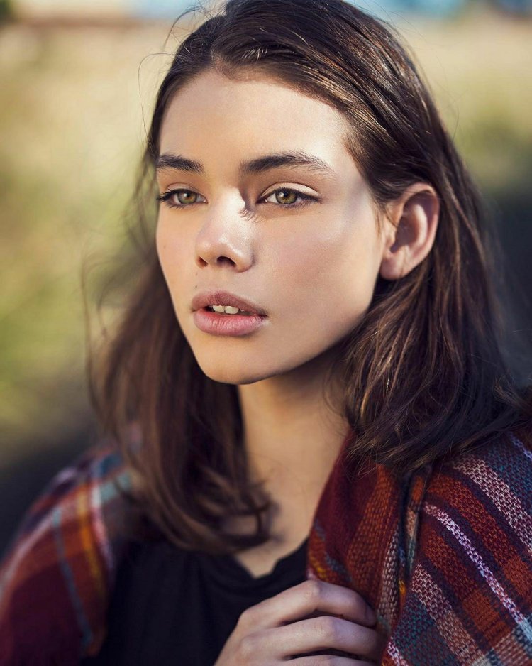 Lanea grace barefoot