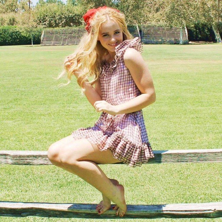 Kathryn Newton feet