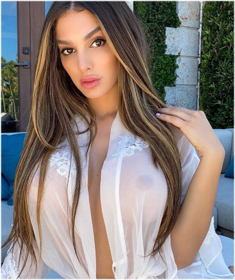 Plunge social media girls